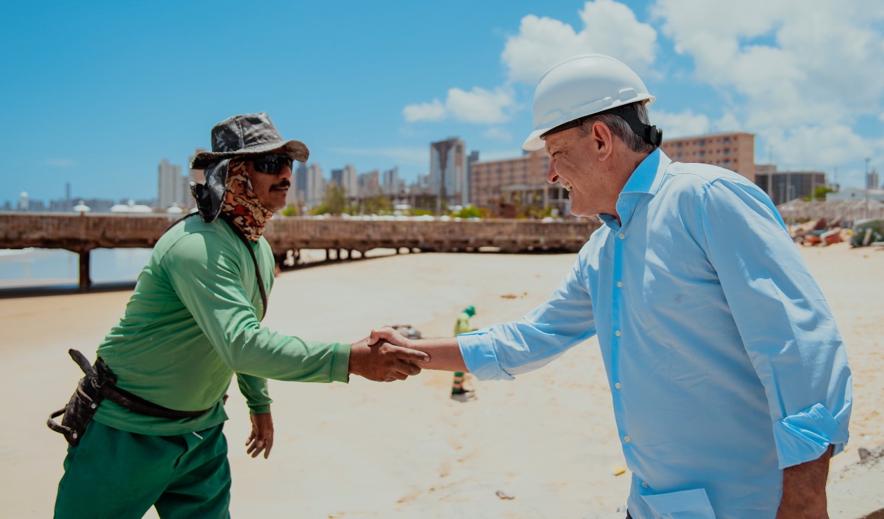 sarto cumprimenta um operário